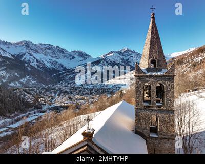 Panoramablick auf das Dorf Bardonecchia von oben, Skigebiet in den italienischen westlichen Alpen, Piemont, Italien. Bardonecchia, Italien - Januar 2023 Stockfoto