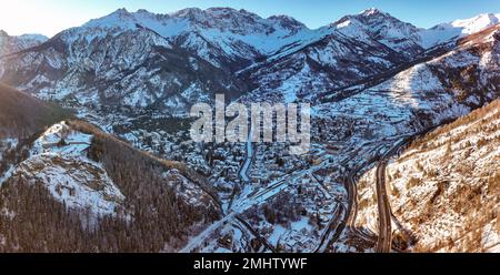 Panoramablick auf das Dorf Bardonecchia von oben, Skigebiet in den italienischen westlichen Alpen, Piemont, Italien. Bardonecchia, Italien - Januar 2023 Stockfoto