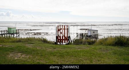 Typische alte Holztür für den Zugang zu Angelhütten auf Pfählen im atlantischen Ozean Stockfoto
