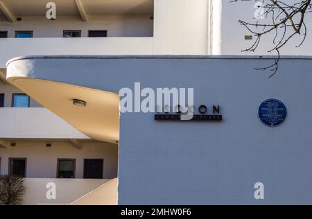 Blaue Tafel mit Namen der Bewohner Walter Gropius Marcel Breuer und Laszlo Moholy-Nagy im Isokon Gebäude von Wells Coates 1934 Belsize Park London Stockfoto