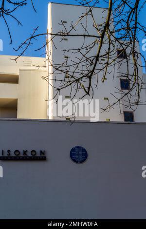 Blaue Tafel mit Namen der Bewohner Walter Gropius Marcel Breuer und Laszlo Moholy-Nagy im Isokon Gebäude von Wells Coates 1934 Belsize Park London Stockfoto