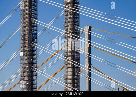 Neubau der Autobahnbrücke Neuenkamp an der A40, über dem Rhein bei Duisburg, kurz vor der Installation der letzten beiden Brückenseg Stockfoto