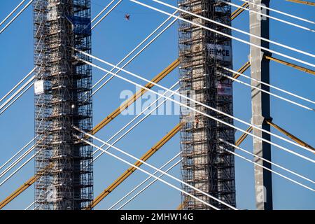 Neubau der Autobahnbrücke Neuenkamp an der A40, über dem Rhein bei Duisburg, kurz vor der Installation der letzten beiden Brückenseg Stockfoto