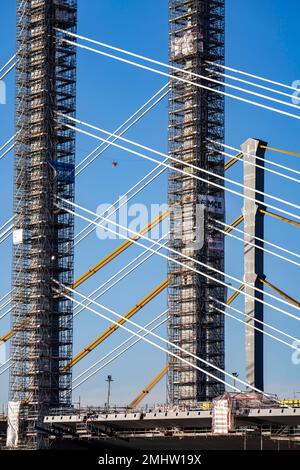 Neubau der Autobahnbrücke Neuenkamp an der A40, über dem Rhein bei Duisburg, kurz vor der Installation der letzten beiden Brückenseg Stockfoto