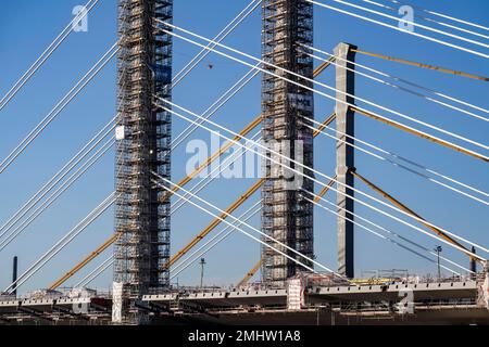 Neubau der Autobahnbrücke Neuenkamp an der A40, über dem Rhein bei Duisburg, kurz vor der Installation der letzten beiden Brückenseg Stockfoto