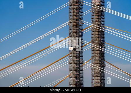 Neubau der Autobahnbrücke Neuenkamp an der A40, über dem Rhein bei Duisburg, kurz vor der Installation der letzten beiden Brückenseg Stockfoto