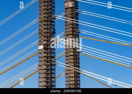 Neubau der Autobahnbrücke Neuenkamp an der A40, über dem Rhein bei Duisburg, kurz vor der Installation der letzten beiden Brückenseg Stockfoto