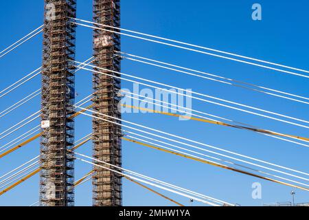 Neubau der Autobahnbrücke Neuenkamp an der A40, über dem Rhein bei Duisburg, kurz vor der Installation der letzten beiden Brückenseg Stockfoto