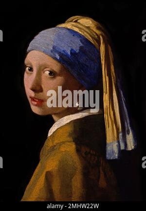 Mädchen mit Perlenohrring 1665 von Johannes Vermeer oder Jan Vermeer 1632 - 1675, Niederlande, Holländer, Holland, Mädchen in exotischer Kleidung, mit orientalischem Turban und einer unglaublich großen Perle im Ohr. (Holländischer Maler im Goldenen Zeitalter, einer der größten Maler des 17. Jahrhunderts. Bevorzugte zeitlose, gedämpfte Momente, bleibt rätselhaft, unnachahmliches Farbschema und verwirrender Lichtinhalt) Stockfoto