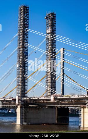 Neubau der Autobahnbrücke Neuenkamp an der A40, über dem Rhein bei Duisburg, kurz vor der Installation der letzten beiden Brückenseg Stockfoto