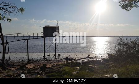 holzfischerhütten auf Pfählen bei sonnenaufgang in pauillac Gironde Frankreich Stockfoto