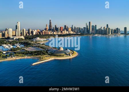 Blick auf Monroe Harbor aus der Vogelperspektive mit Adler Planetarium und Shedd Aquarium im Vordergrund und der Skyline von Chicago. Stockfoto