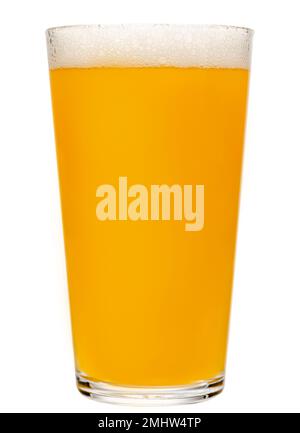 Full Shaker Pint Glas von dunstigen New England IPA (NEIPA) blass Ale Bier isoliert auf weißem Hintergrund Stockfoto