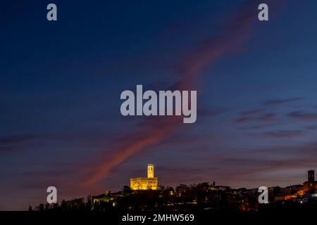 Panoramablick auf Poppi, Arezzo, Italien, in der Dämmerung Stockfoto