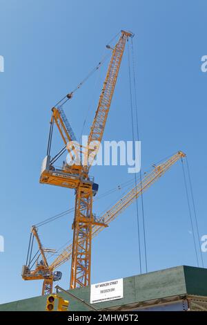 Morrow Equipment Company luffing Boom Cranes Tower über dem Gelände der Mercer Street 181, das heute das John A. Paulson Center der New York University ist. Stockfoto