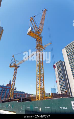 Morrow Equipment Company luffing Boom Cranes Tower über dem Gelände der Mercer Street 181, das heute das John A. Paulson Center der New York University ist. Stockfoto