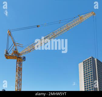 Morrow Equipment Company luffing Boom Crane Türme über dem Gelände der Mercer Street 181, dem heutigen John A. Paulson Center der New York University. Stockfoto