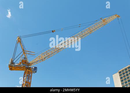 Morrow Equipment Company luffing Boom Crane Türme über dem Gelände der Mercer Street 181, dem heutigen John A. Paulson Center der New York University. Stockfoto