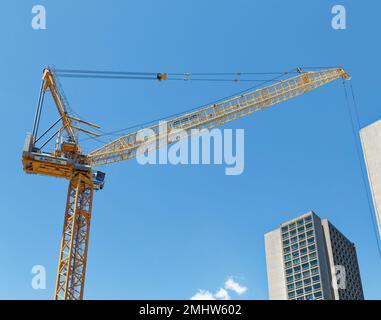 Morrow Equipment Company luffing Boom Crane Türme über dem Gelände der Mercer Street 181, dem heutigen John A. Paulson Center der New York University. Stockfoto