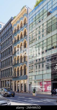 Der Broadway 620, ein markantes gelbes Lofthaus aus blauem Ziegelstein, befindet sich heute über einem Geschäft im NoHo Historic District von New York City. Stockfoto