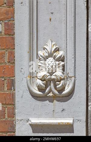 Die Ananas, die häufig als architektonische Verzierung verwendet wird, ist ein Symbol der Gastfreundschaft. (Eingangstür, 365 Broadway, New York City.) Stockfoto