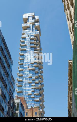 56 die Architekten der Leonard Street nannten es "Häuser im Himmel", aber der Wolkenkratzer Tribeca (NYC) ist besser bekannt als das Jenga Building. Stockfoto