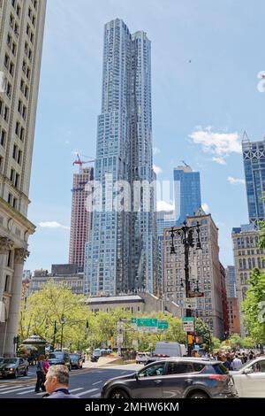 8 die gewellte Stahlvorhangwand der Spruce Street ähnelt einem echten Vorhang; der Wolkenkratzer des Apartments ragt über der alten New Yorker "Newspaper Row". Stockfoto