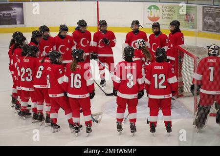 Dumfries, Schottland, 27. Januar 2023. Die türkischen Spieler vor ihrem Spiel gegen Lettland bei der IIHF-Eishockey-Frauenweltmeisterschaft U18, Division II, Gruppe-A-Turnier beim Dumfries Ice Bowl. Kredit: Colin Edwards/Alamy Live News Stockfoto