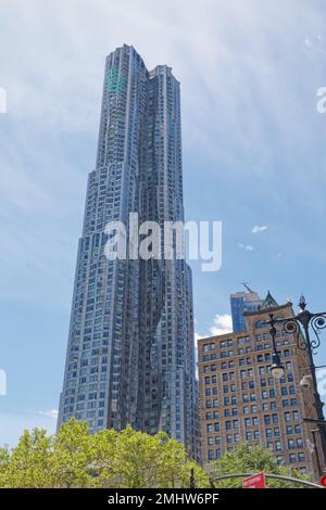 8 die gewellte Stahlvorhangwand der Spruce Street ähnelt einem echten Vorhang; der Wolkenkratzer des Apartments ragt über der alten New Yorker "Newspaper Row". Stockfoto