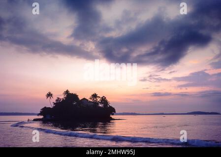 Taprobane Island Sri Lanka, Blick in der Dämmerung auf Taprobane Island, eine private Insel mit eigenem Hotel in Weligama Bay, Südprovinz, Sri Lanka Stockfoto