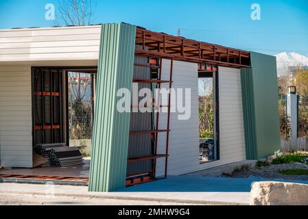 Neu gebautes Gebäude mit Metallrahmen und Abstellgleis. Bau eines neuen winzigen Hauses. Selektiver Fokus Stockfoto