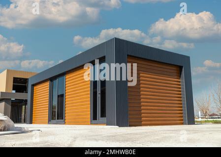 Neu gebautes Gebäude mit Metallrahmen und Abstellgleis. Bau eines neuen winzigen Hauses. Selektiver Fokus Stockfoto