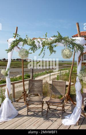 Hochzeitsempfang im Freien mit Bogen am Ufer des Meeres in arcachon Botschafin in frankreich Stockfoto