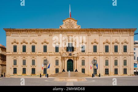 Blick auf die Fassade von Auberge de Castille, Berga ta Kastilja in maltesischer Sprache, in Valletta, Malta, an einem Sommertag Stockfoto