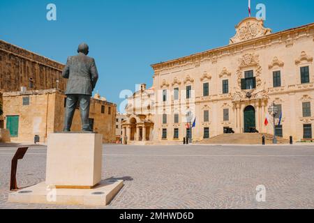 Blick auf Pjazza Kastilja oder den Castille-Platz in Valletta, Malta, mit Auberge de Castille auf der rechten Seite Stockfoto