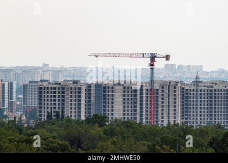 Grosser Baukran im öffentlichen Wohnungsbau an einem bewölkten Tag Stockfoto