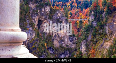 Blick auf die Marienbrücke vom Schloss Neuschwanstein, dem neoromanesken Palast im neo-gotischen Stil aus dem 19. Jahrhundert, Schwangau, Füssen, Ostallgäu, Bayern, Deutschland, Eur Stockfoto