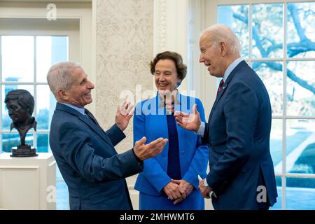 Washington, Vereinigte Staaten von Amerika. 24. Januar 2023. US-Präsident Joe Biden unterhält sich mit seinem ehemaligen Chief Medical Adviser Dr. Anthony Fauci und seiner Frau Dr. Christine Grady, Center, im Oval Office des Weißen Hauses, 24. Januar 2023 in Washington, D.C. Kredit: Erin Scott/White House Photo/Alamy Live News Stockfoto