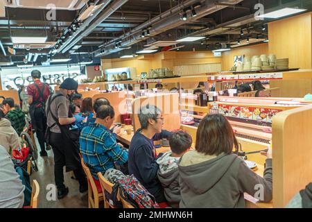Hongkong, Dezember 2022 - Ein Sushi-Restaurant mit Förderband in Tin Hau Stockfoto
