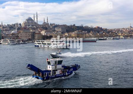 Istanbul, Türkei 22. Januar 2023 Bosporus mit Blick von der Galata-Brücke an der Küste von Istanbul. Der Begriff Tourismus und Reisen. Stockfoto