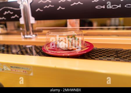 Hongkong, Dezember 2022 - Ein Sushi-Restaurant mit Förderband in Tin Hau Stockfoto