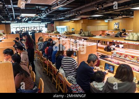 Hongkong, Dezember 2022 - Ein Sushi-Restaurant mit Förderband in Tin Hau Stockfoto