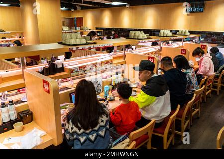Hongkong, Dezember 2022 - Ein Sushi-Restaurant mit Förderband in Tin Hau Stockfoto