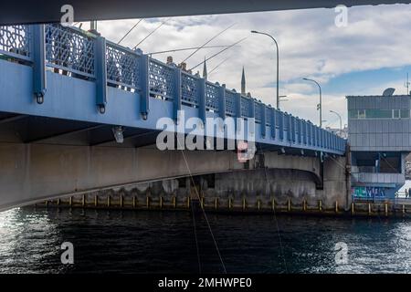 Istanbul Türkei 22. Januar 2023, Fischer fangen Fische auf der Galata-Brücke, viele Fischer täglich auf der Brücke. Stockfoto