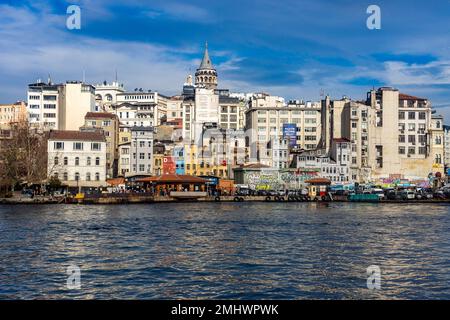 Istanbul, Türkei 22. Januar 2023 der Fährhafen in der Nähe der Galata-Brücke für Reisende am Goldenen Horn. Blick auf die Stadt Stockfoto