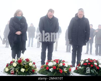 Weimar, Deutschland. 27. Januar 2023. Dorothea Marx (l-r), (links), Vizepräsidentin des thüringischen Parlaments, Bodo Ramelow (links), Ministerpräsident Thüringens und Georg Maier (SPD), Innenminister Thüringens, stehen vor Kränzen auf einer Gedenkplakette während einer Kränzezeremonie im ehemaligen Konzentrationslager Buchenwald. Der international beobachtete Holocaust-Gedenktag am 27. Januar erinnert an die Befreiung des deutschen Todeslagers Auschwitz im Jahr 1945. Kredit: Bodo Schackow/dpa/Alamy Live News Stockfoto