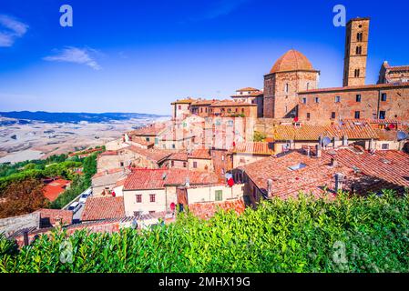 Volterra, Toskana. Panoramablick auf die mittelalterliche toskanische Stadt auf einem Hügel mit alten Häusern, Türmen und Kirchen in Italien. Stockfoto