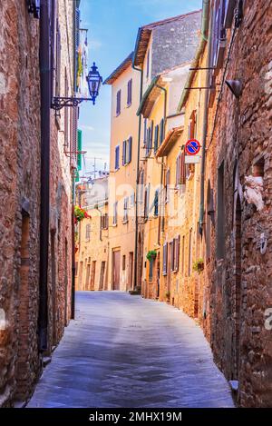 Volterra, Toskana. Panoramablick auf die mittelalterliche toskanische Stadt auf einem Hügel mit alten Häusern, Türmen und Kirchen in Italien. Stockfoto