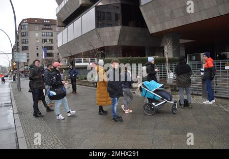 Berlin, Deutschland. 27. Januar 2023. Die tschechischen Bürger warten auf die Eröffnung einer Wahlstation in der Botschaft der Tschechischen Republik in Berlin am 27. Januar 2023. Kredit: Ales Zapotocky/CTK Photo/Alamy Live News Stockfoto