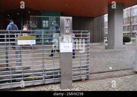 Berlin, Deutschland. 27. Januar 2023. Ein Zeichen für die Ankündigung der zweiten Runde der Präsidentschaftswahlen in der Botschaft der Tschechischen Republik in Berlin am 27. Januar 2023. Kredit: Ales Zapotocky/CTK Photo/Alamy Live News Stockfoto